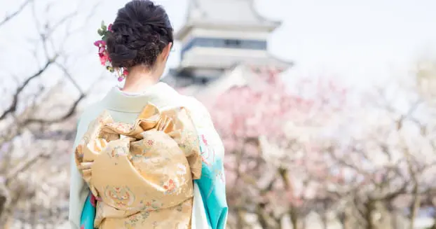 ヘアセットし、着物を着た女性